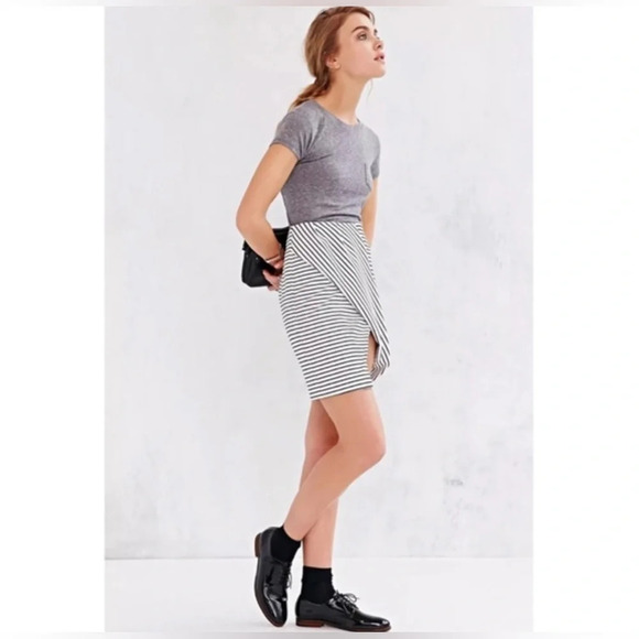 Finders Keepers Tightrope Skirt In Stripe Print Size XS. Small Snag See Pic NWT. - Picture 2 of 8